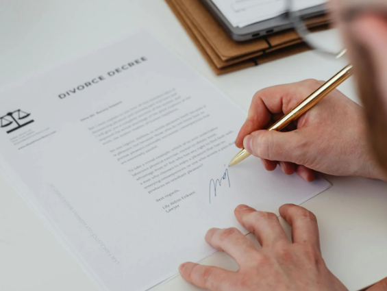 Skyrybos internetu: modernus būdas išspręsti santykių pabaigą